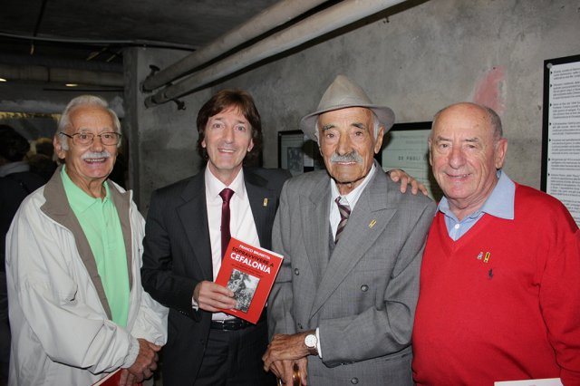 s. maurizio canavese 15.09.2013 - il superstite di cefalonia toni capra accanto allautore. ai lati mario gelera a dx e carmelo vadala sx.archivio f. brunetta